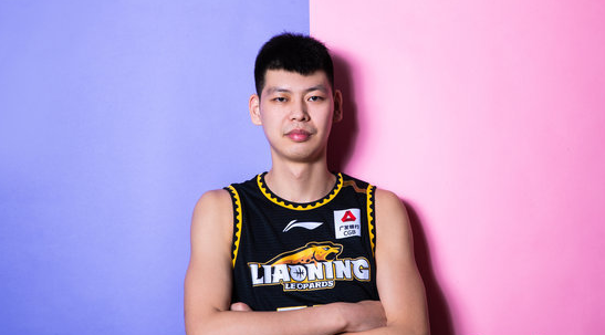 全靠同行衬托面对首钢内线双塔朱荣振狂砍17分怒摘8篮板