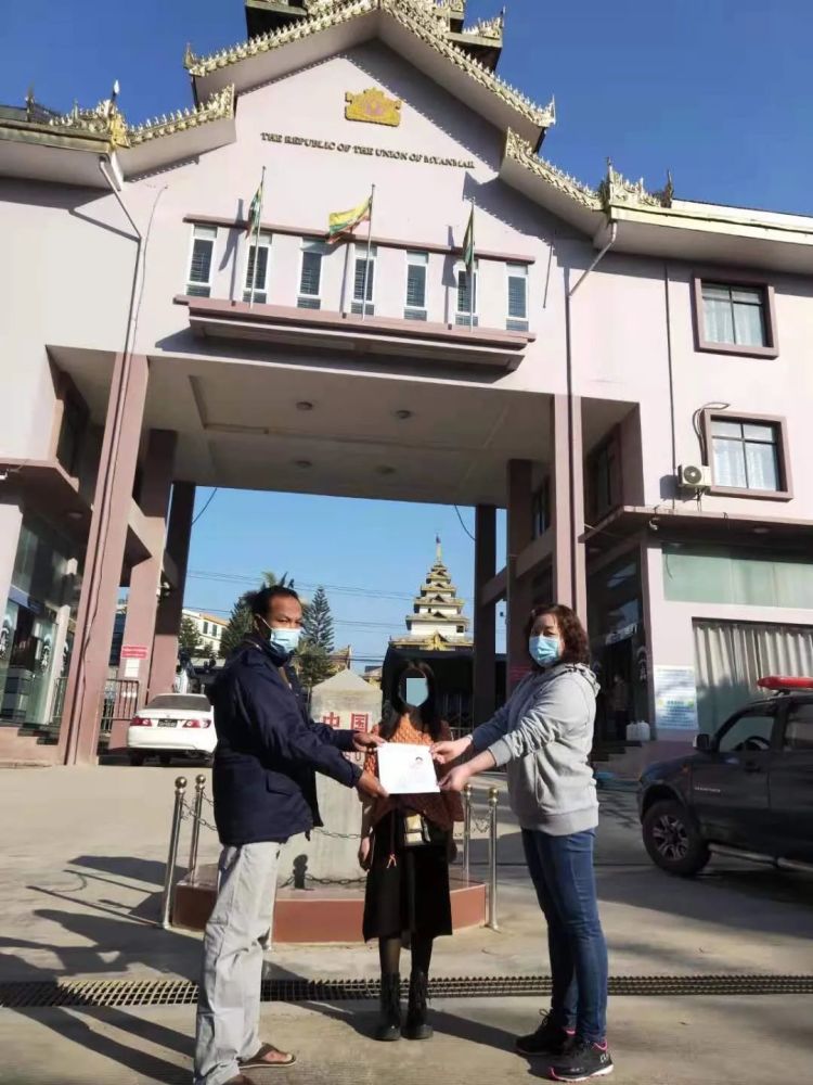 互助公安在瑞丽口岸向缅甸木姐警方移交一名被拐骗缅甸籍女子_腾讯