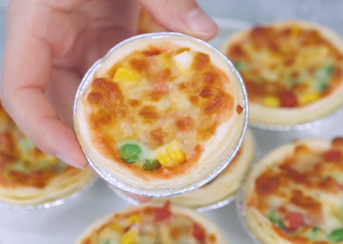 在家教你用蛋挞皮做披萨,简单3步就能吃,营养拉丝,孩子特喜欢_腾讯