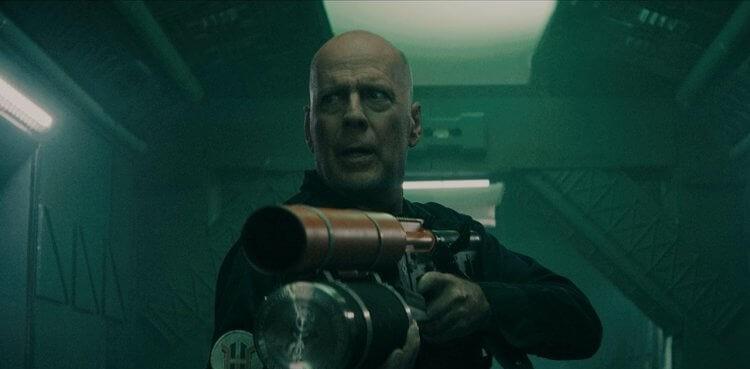 电影异星危机看地表最强光头硬汉三度杀上太空