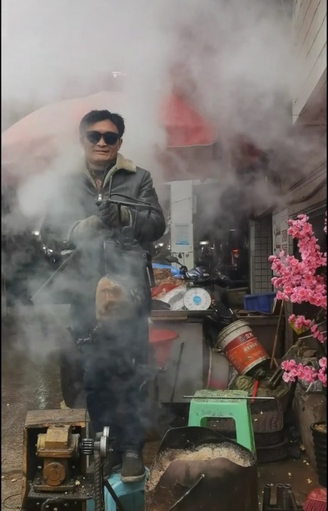 从网友的评论以及爆米花大叔的行为来看,他并没有涉及到太多的圈钱