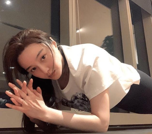 39岁范冰冰在家穿体操裤练瑜伽,展露168"马蜂臀",网友直呼太美了!