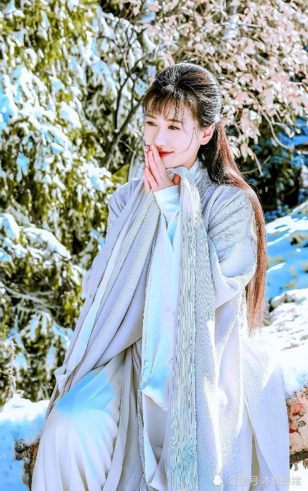 新剧《冬日焰火》明年2月份开机,当红小生邓伦合作新晋小花袁冰妍