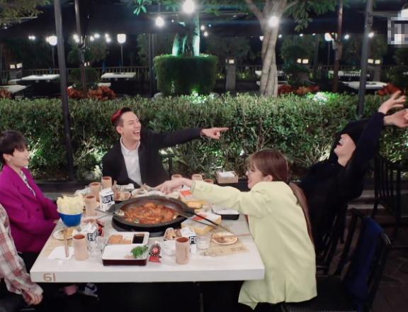 陈伟霆请所有人吃火锅,谁注意五个人一共消费多少?是我没见过世面了!