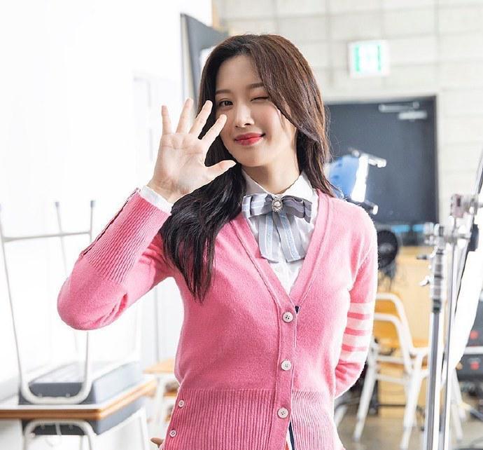 文佳煐新剧大胆扮丑摇身一变成为校园女神与车银优搭戏惹人爱