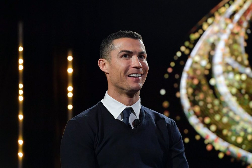 短,一头小卷毛不见了,变成了小平头,和c罗现在的发型几乎是一模一样的