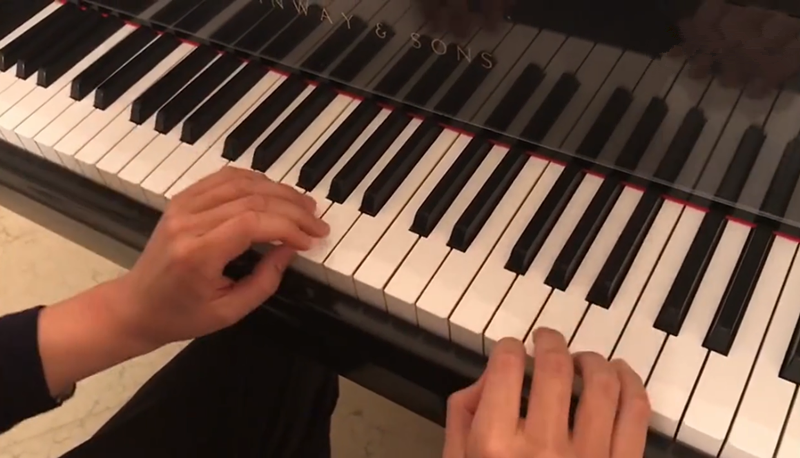 反弹力跳音:反弹力跳音是钢琴演奏中比较重要的一种