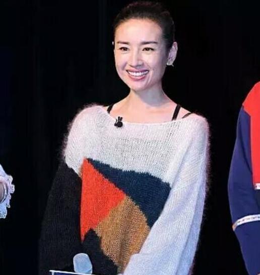 董洁素颜近照曝光戴眼镜两眼浮肿面容憔悴