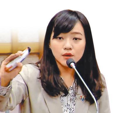 将相关卷证资料送交检调机关调查,据指包含已退党的高雄市议员黄捷