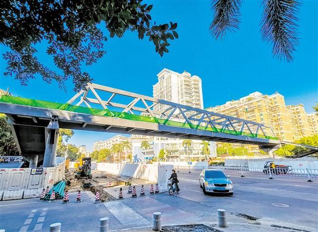 星湖公园跨长平路韩江路两座人行天桥完成桥体吊装