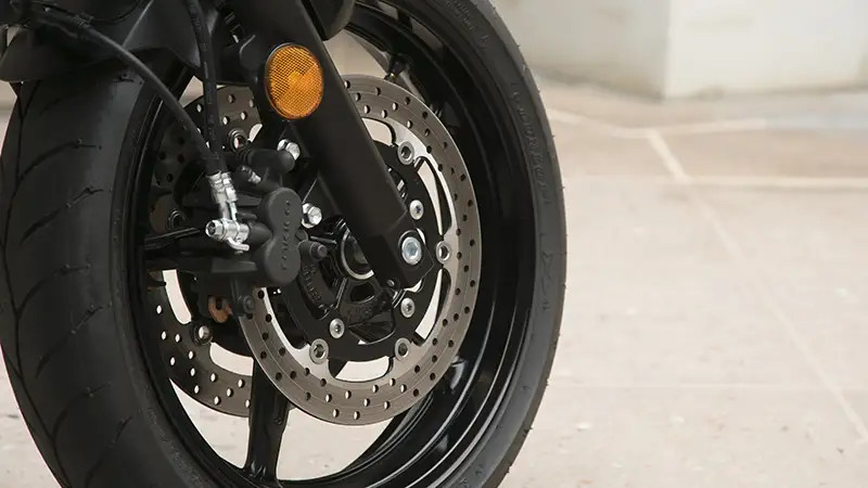 前两个290mm完全浮动圆盘由两活塞tokico卡尺夹紧,而后一个圆盘则由一