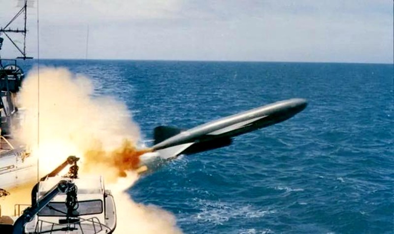 【 武器装备】该舰武器装备以舰对舰导弹为主,辅以中小口径火炮和短程