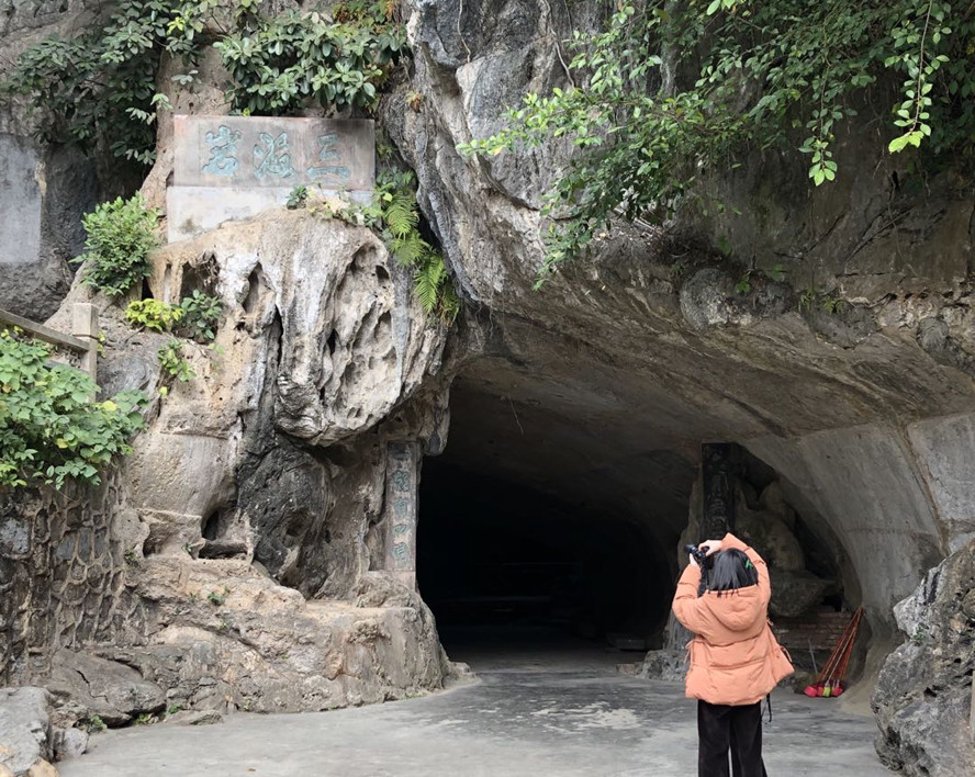 三海岩由龟岩,钱岩,月岩三个洞组成,保留着150多幅石刻,上至北宋,下到