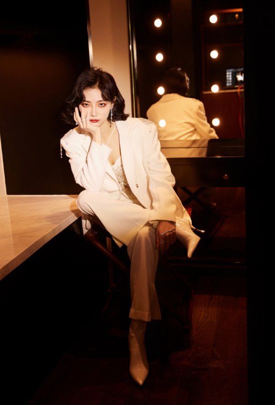 许佳琪的御姐坐火了翘起二郎腿霸气十足普通人达不到这效果