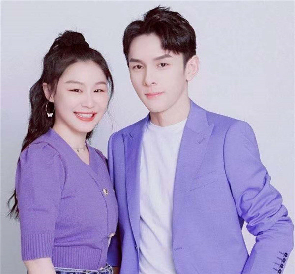 李佳琦直播为金靖过生日宠溺上演摸头杀网友按头磕cp