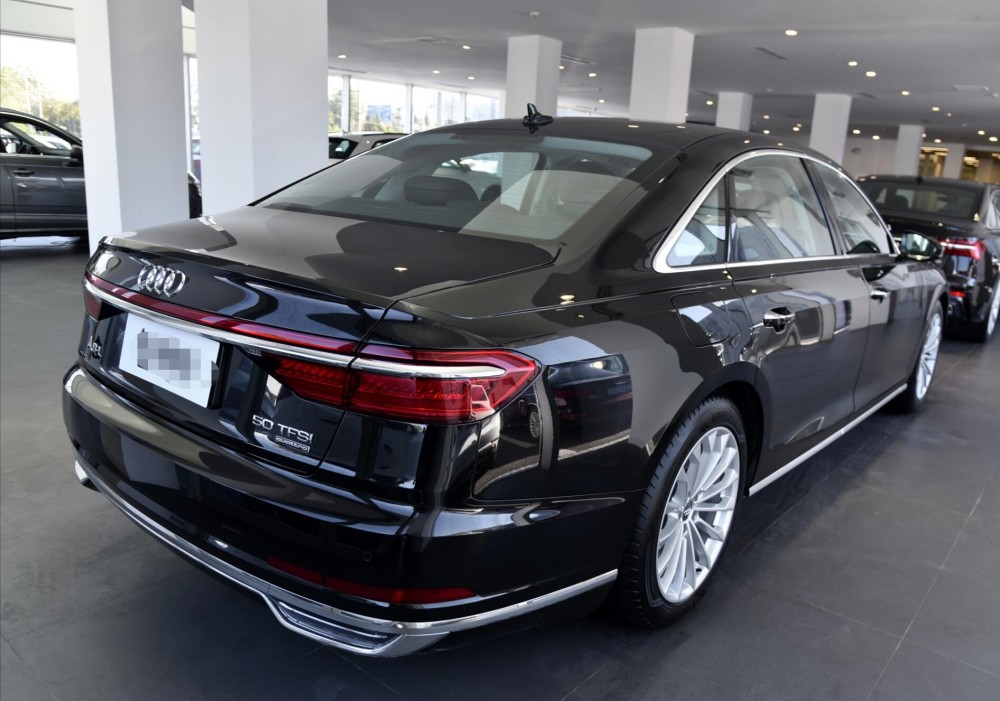 全新奥迪a8实拍:内饰科技感爆棚,豪华气场不输奔驰s级!