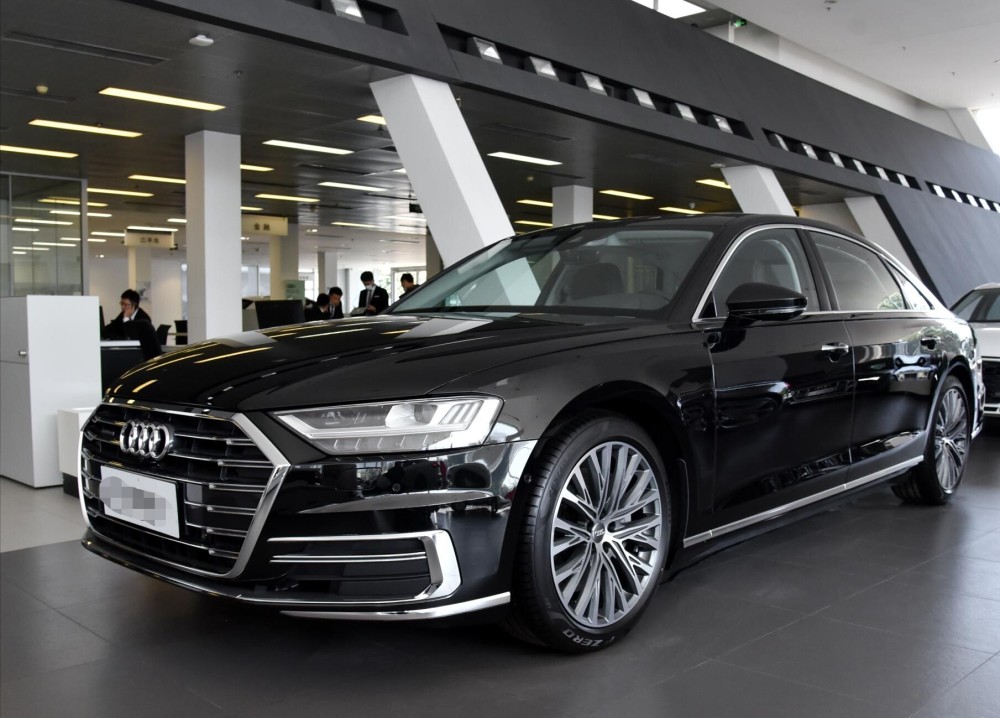 全新奥迪a8实拍:内饰科技感爆棚,豪华气场不输奔驰s级!