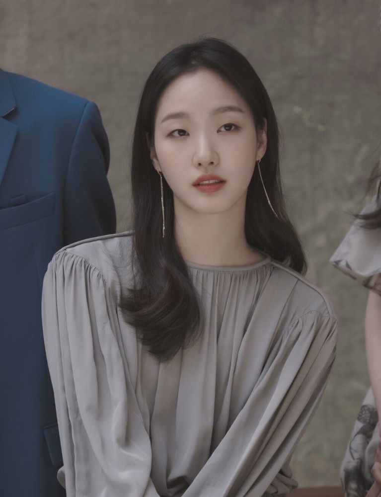 如果说金色泰迪卷发型让金高银变得很憨很懵懂,那这款中分齐肩发则让