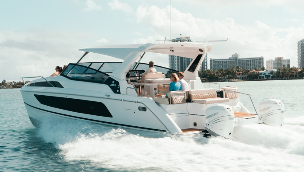 又一个里程碑浙江华鹰第100艘aquila36运动型双体船完工下线