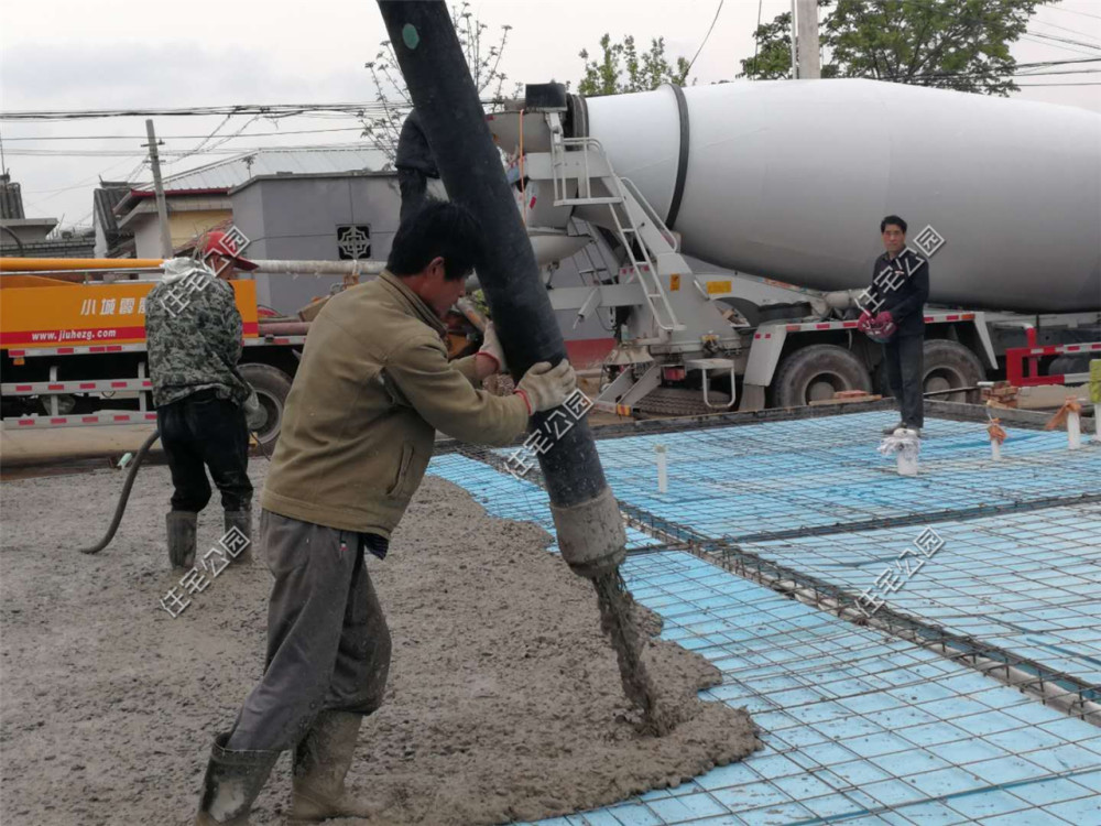 鋼結構建房的基礎施工和普通建房模式一樣,首先開挖地基,鋪設鋼筋.