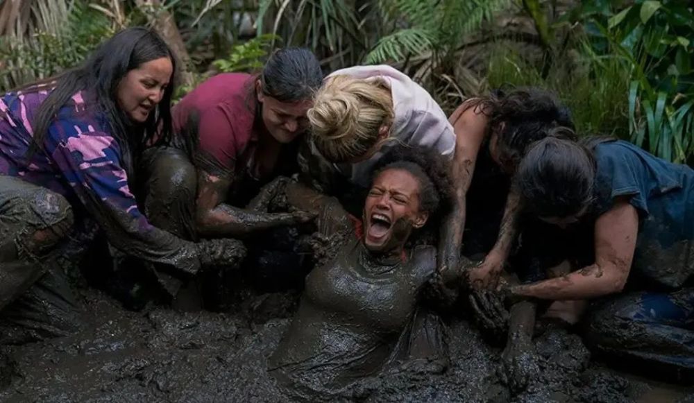 她们甚至合力解救了陷入沼泽的队友——在以前,女孩们根本无法想象