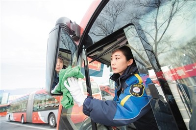 北京公交集团1路公交车驾驶员常洪霞:21年安全行车50万公里