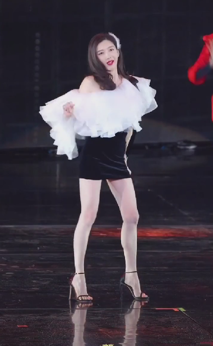 精",在没有修图的状态下,皮肤雪白,仿佛要被闪瞎双眼,冷白皮白到发光