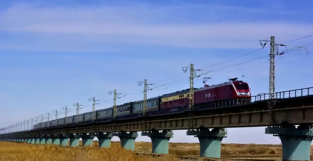 新疆铁路将格库铁路旅客列车延伸至乌鲁木齐