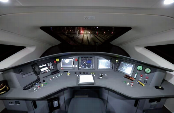 外观:车厢看起来比"和谐号"高▲左边的是cr300af型复兴号 本版图片