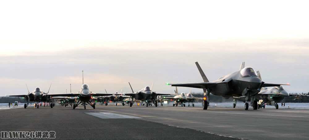 美国阿拉斯加州艾尔森空军基地举行大象漫步32架战机秀肌肉