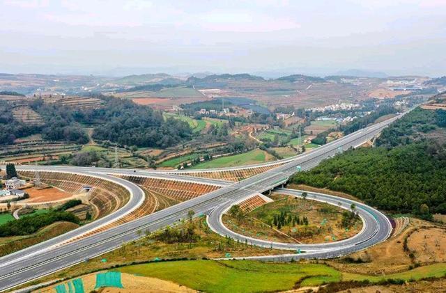 东至沾益城区西北部的红瓦房,接沾益连接线,并与已通车的杭瑞高速