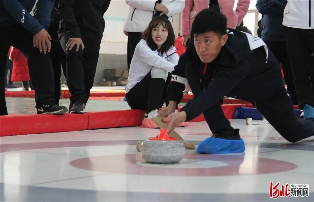 從幼兒園娃娃到高中學生,程雷不僅向他們普及冰壺運動知識,更是手把手