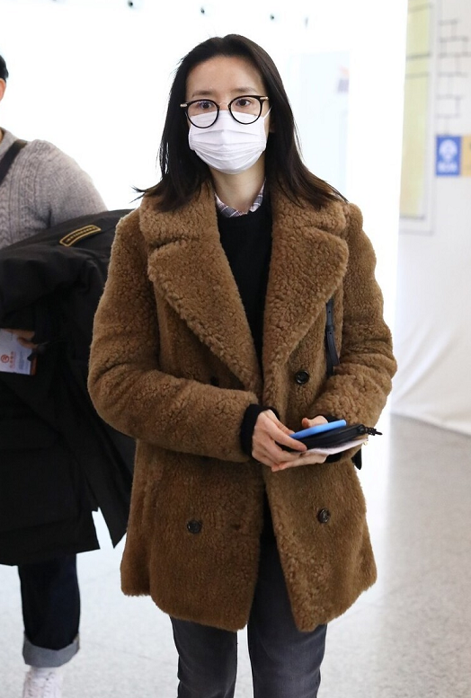 40岁董洁素颜状态好极了,穿羊羔毛外套配牛仔裤,时髦洋气又显嫩