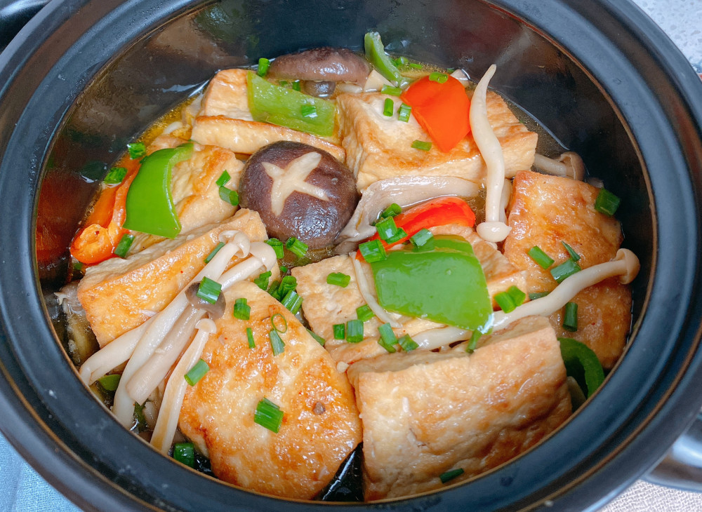 下雪天来一锅暖暖的菌菇豆腐煲营养好吃又便宜汤鲜味美超下饭