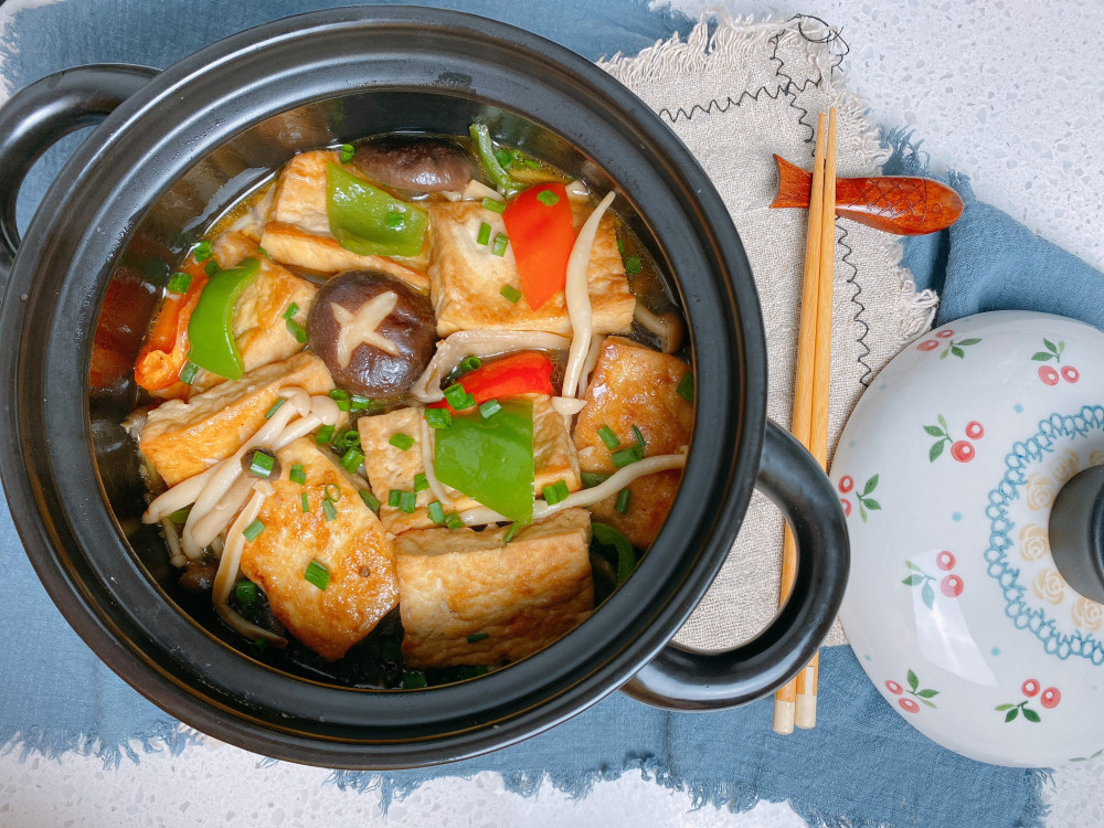 下雪天来一锅暖暖的菌菇豆腐煲营养好吃又便宜汤鲜味美超下饭