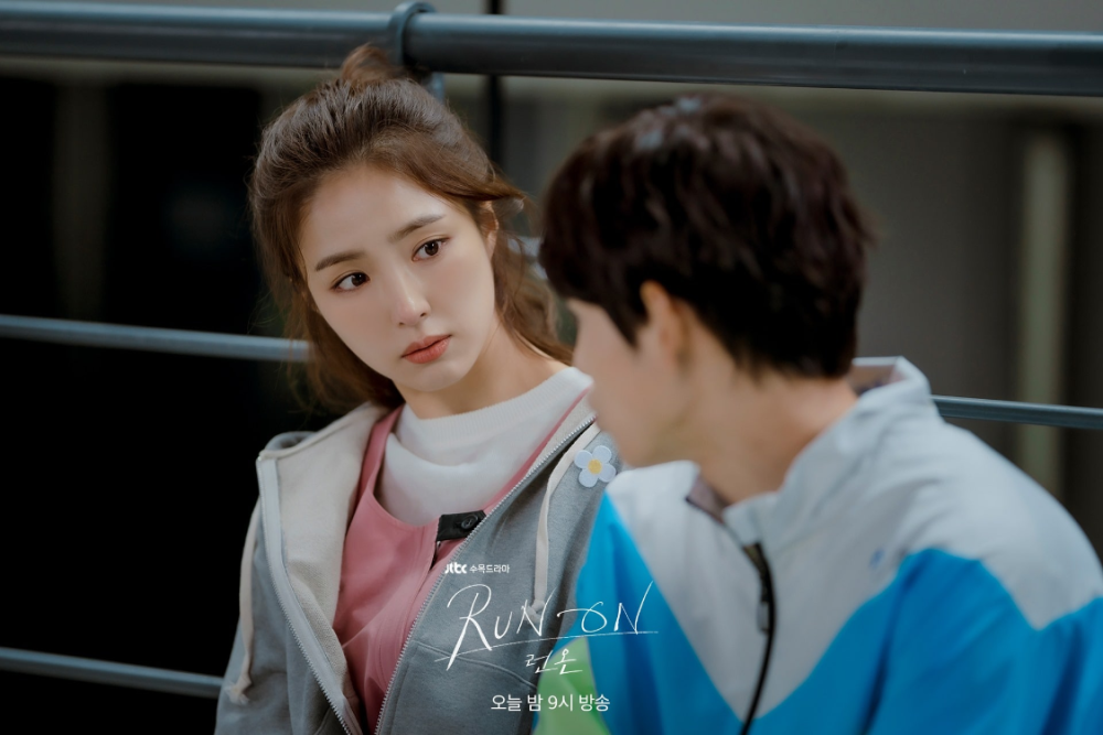 申世景在 《run on》剧中尽力理解任时完的内心世界_腾讯新闻