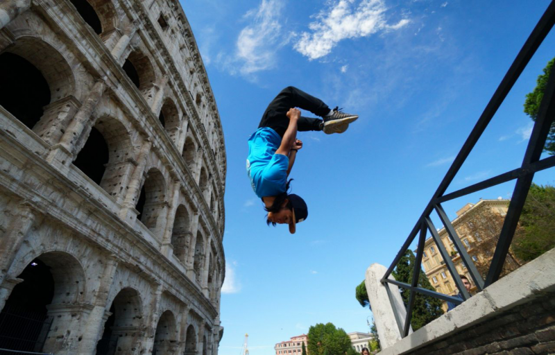 北京小伙玩跑酷成网红不是作死每个动作都要练上千遍