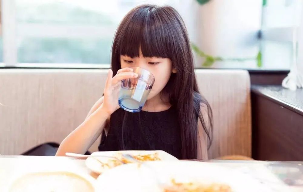 这种杯子少给孩子用来喝水每个人家里都有