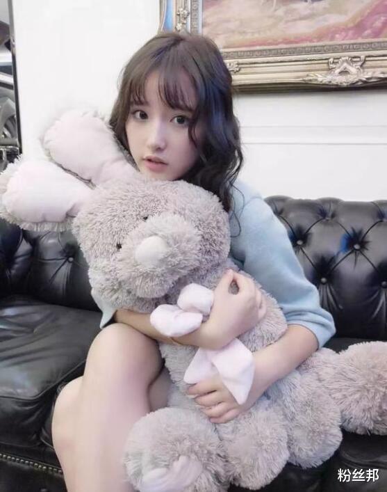 曾与吴宗宪同台主持,晚会导演看完囧囧丸照片,夸赞颜