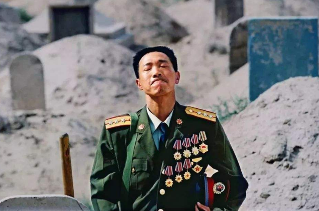 妻子下葬当天他戴着全部勋章长跪不起我对得起国家但对不起你