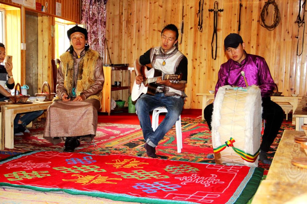 中国图瓦人1辈子谈恋爱只能追2个姑娘追不到得打光棍