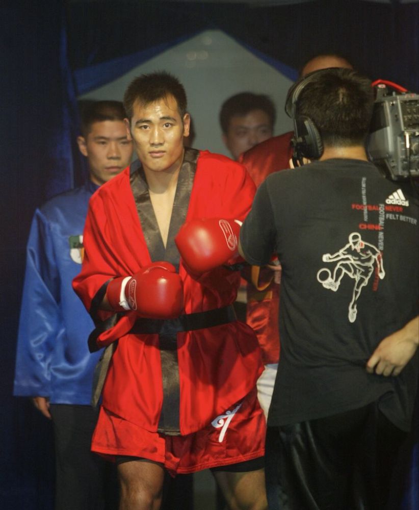 在中国武术散打王争霸赛第二十一周85公斤级的对决中,乔小军遭遇到了"