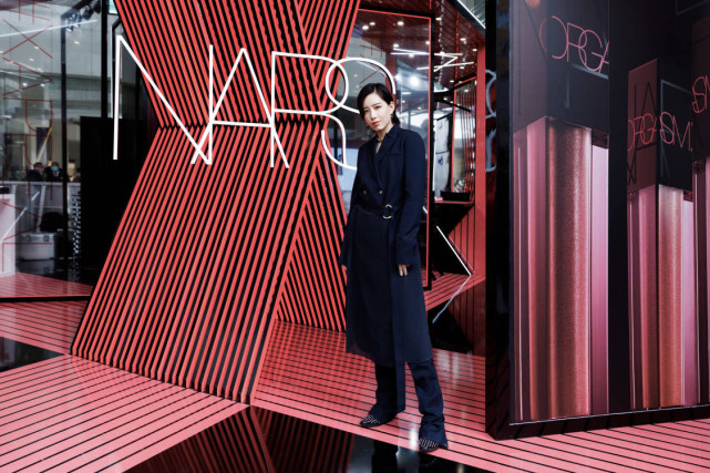 nars挚爱美妆大使李斯丹妮亮相昆明