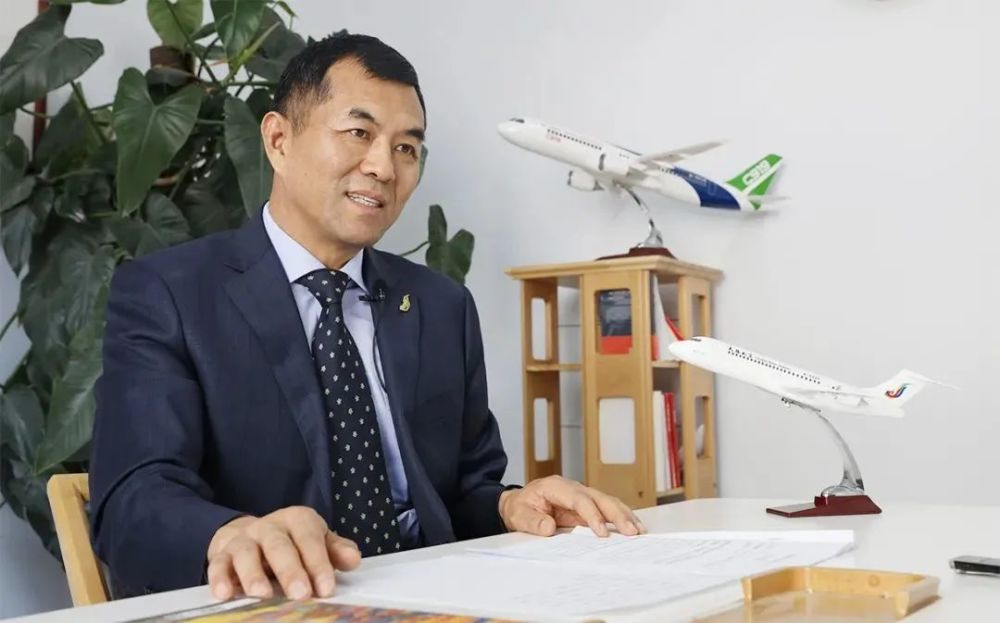 郝玉涛首先回忆起筹建天骄航空和引进arj21飞机的点点滴滴.