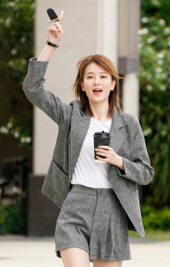 喬欣新劇化身職場女精英,又颯又美氣場滿分,職場麗人穿搭太颯了