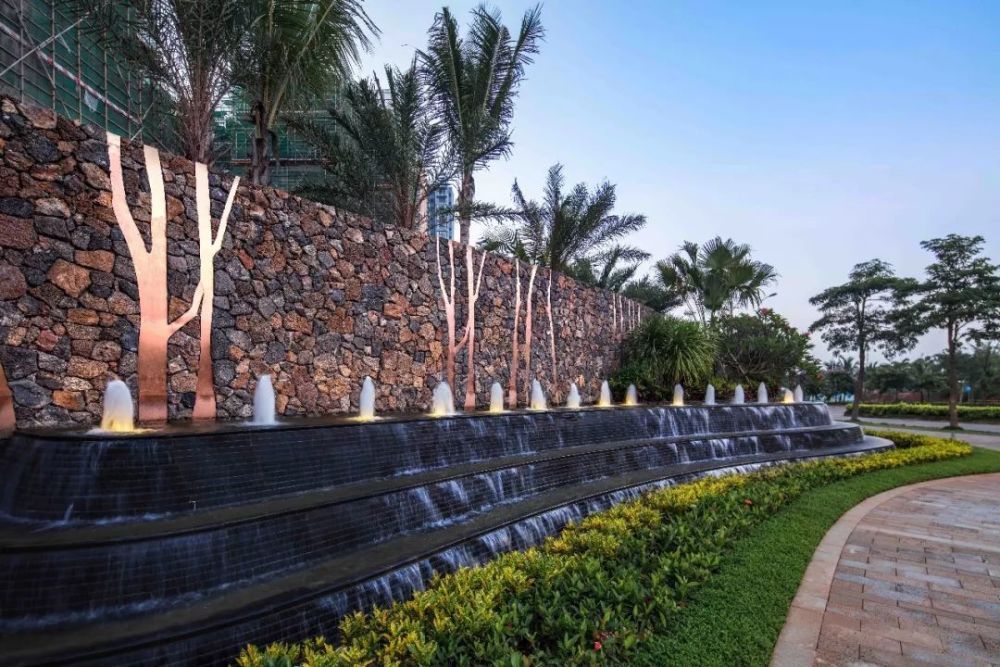 现代庭院里的创意景墙_腾讯新闻