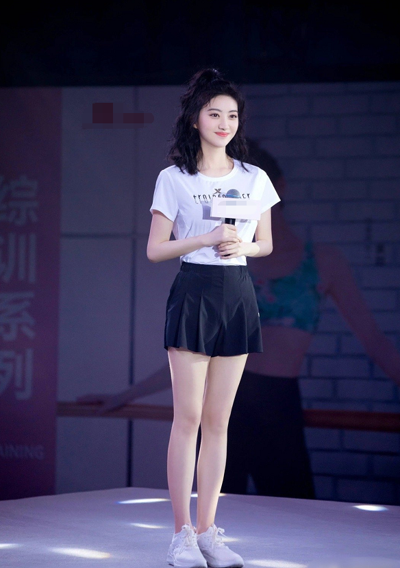 难怪景甜不爱穿短裙露腿,当她换上"学生装"后,这少女腿无敌撩