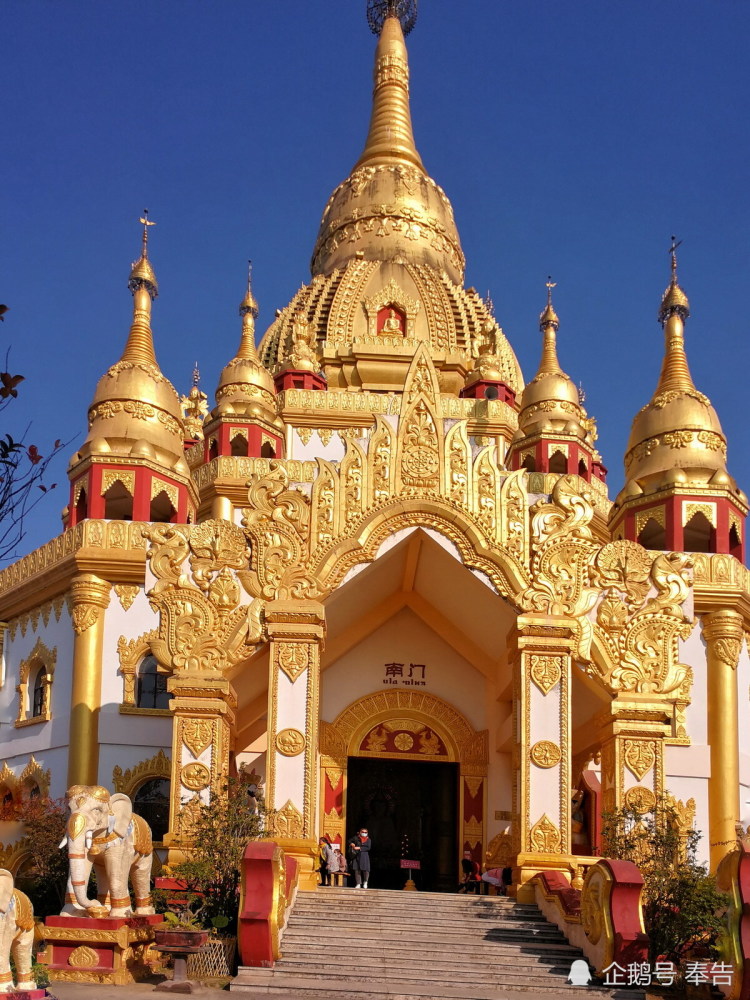 芒市勐焕大金塔属于南亚傣王宫的建筑风格,为八角形空心七级佛塔.