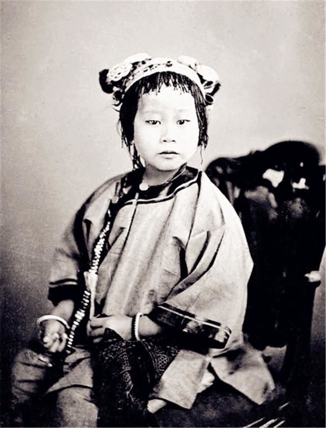 一百年前的清朝姑娘,也有人说图3是古代真实魏璎珞的样子!如何?