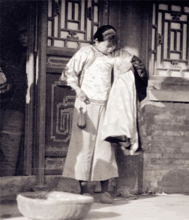 一百年前的清朝姑娘,也有人说图3是古代真实魏璎珞的样子!如何?